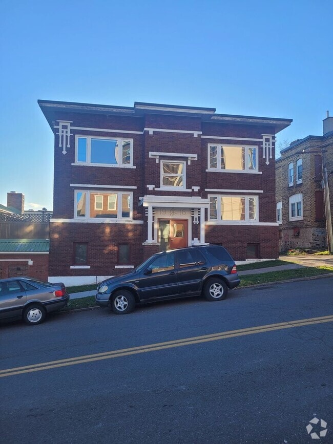 Building Photo - Available August 1st - 2 Bed 1 Bath, Bonus...