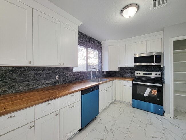 Building Photo - 2024 Stones throw Dr