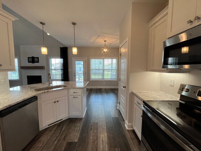 Building Photo - 557 Dexter Dr