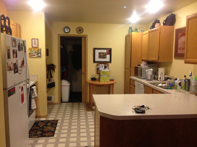 Kitchen with tenants belongings - 290 NW Clay Ct