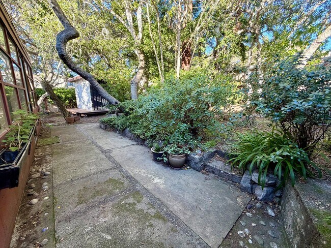 Building Photo - Unique 2 bedroom 2 bath home in Pacific Grove!