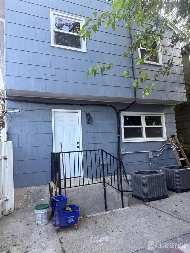 Building Photo - 354 Bruck Ave