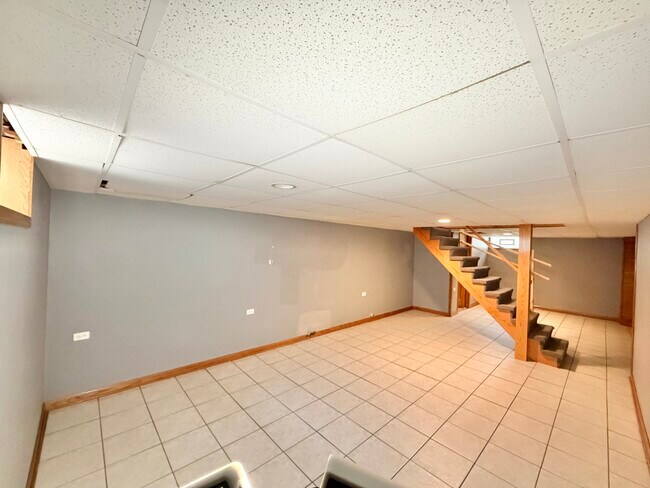 Building Photo - 5816 W Greenleaf Ave