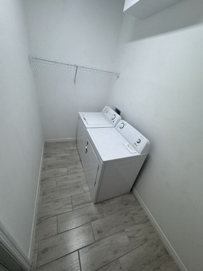 Building Photo - 402 Ne-24 Pl