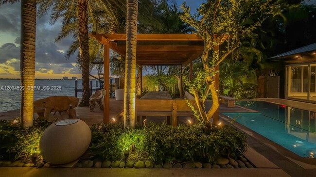 Building Photo - 2440 N Shore Terrace