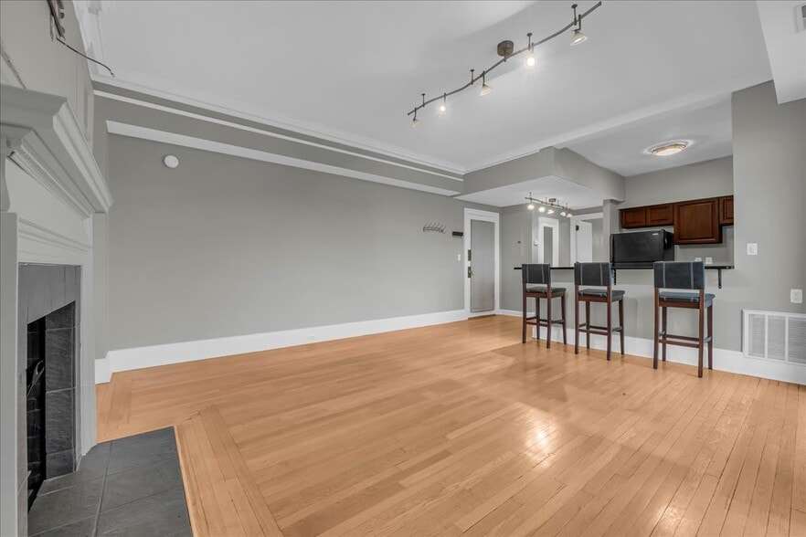 Building Photo - 2900 E Jefferson Ave