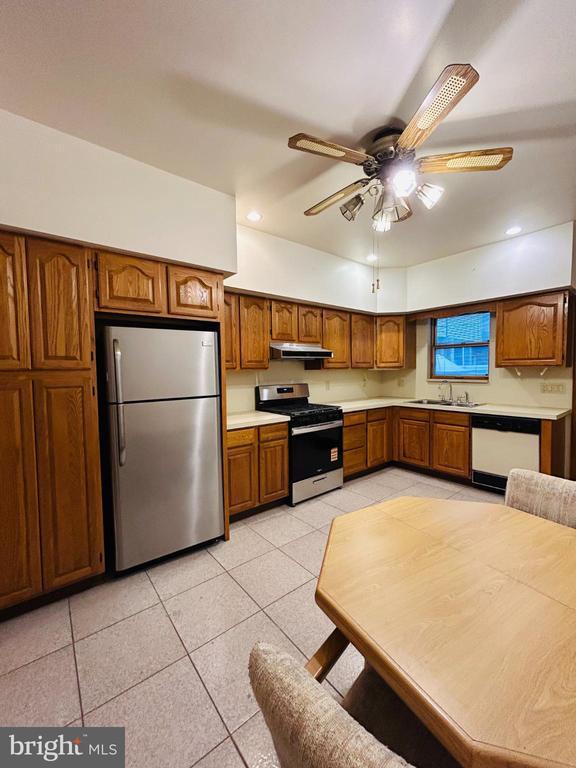 Building Photo - 1507 W Shunk St