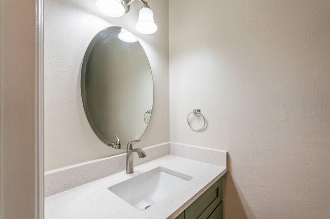 Building Photo - 5802 Belmoor Dr