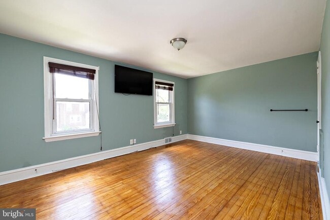 Building Photo - 17 Dowling Ave
