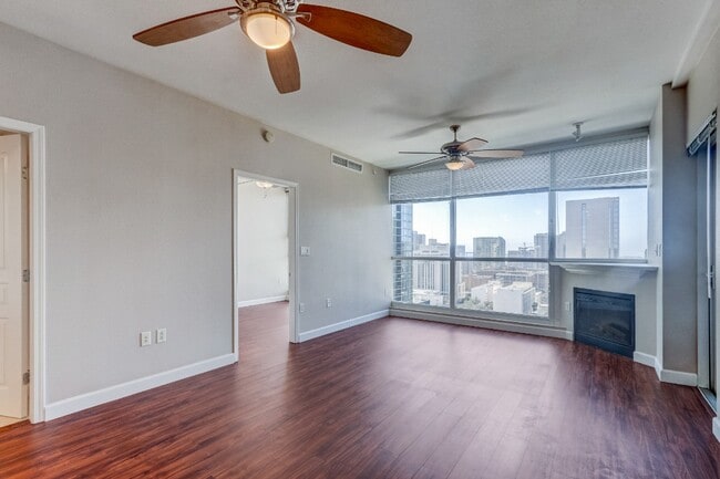 Building Photo - 300 W Beech St