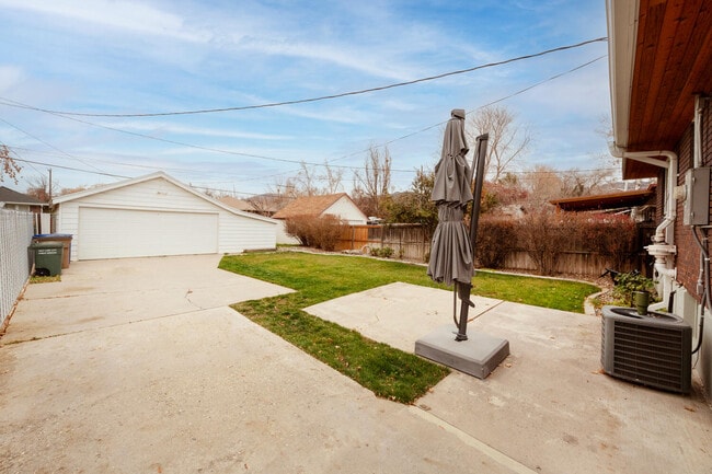 Building Photo - 1139 E Sherman Ave