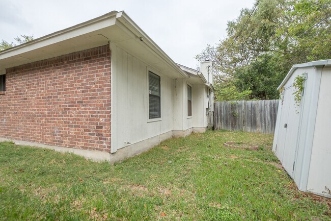 Building Photo - Charming 2-Bedroom, 2-Bath Townhouse in Pflugerville!