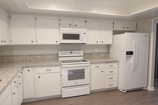 Building Photo - Remodeled Redding Condo!