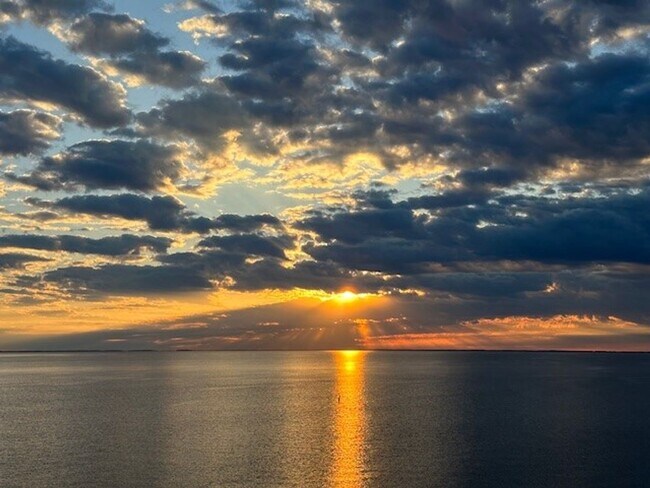 Building Photo - Gorgeous Water Front Home with Beach Access