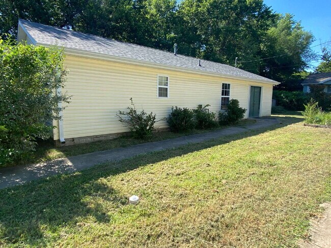 Building Photo - "Cozy 3-Bed Oasis with 2 Baths in Vibrant ...