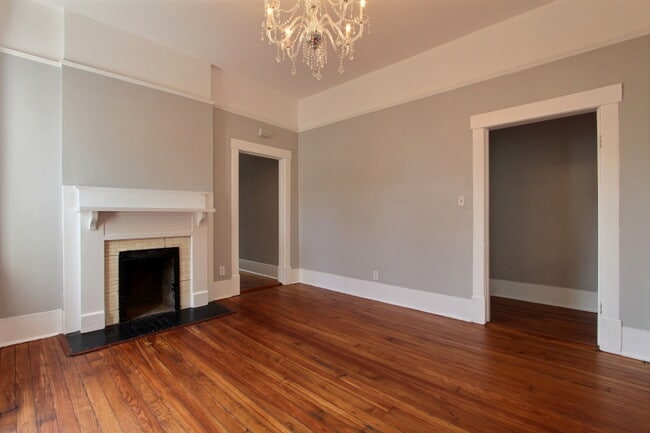 Living - 711 Barnard St
