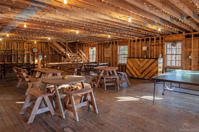 Building Photo - 147 Rock City Rd