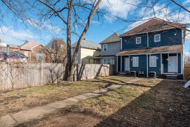 Building Photo - "Beautiful 3-Bedroom, 2-Full Bath Duplex Featuring Hardwood Floors and a Fenced Yard!"