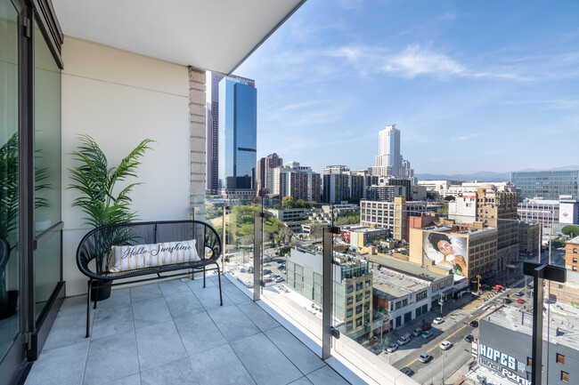 Exclusive DTLA Luxury Lease: Fully Furnished High-Rise with Iconic Views & Premier Amenities! - 400 S Broadway