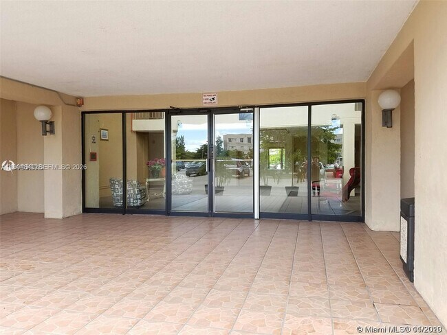 Building Photo - 14830 Naranja Lakes Blvd