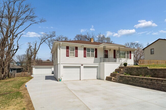 Building Photo - Newly renovated 3-bedroom, 2-bath home