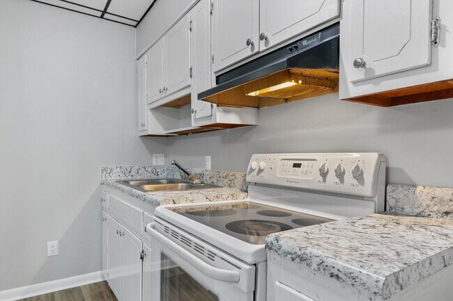 Building Photo - 210 Colonial Dr