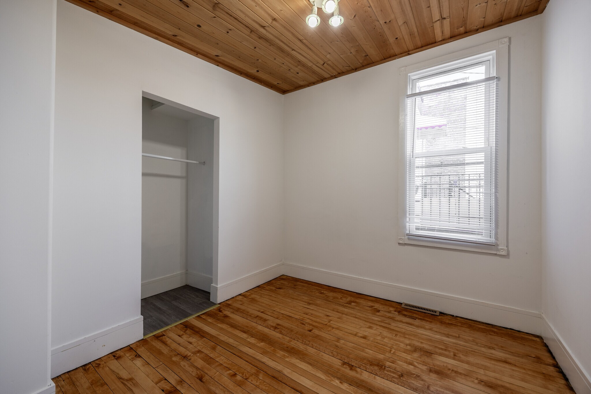 Building Photo - 2142 N Karlov Ave