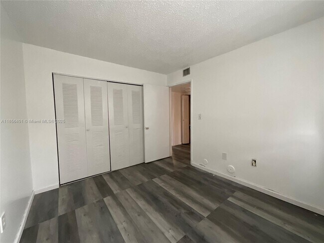Building Photo - 9877 Nob Hill Ct
