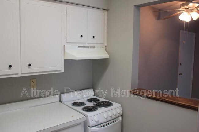 Building Photo - 2358 Grinstead Dr