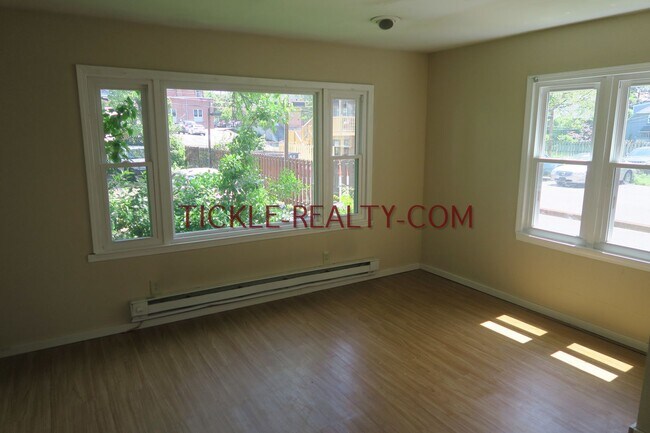 Building Photo - 368 Alexander St