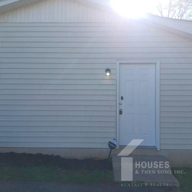 Building Photo - 14 Baggott St