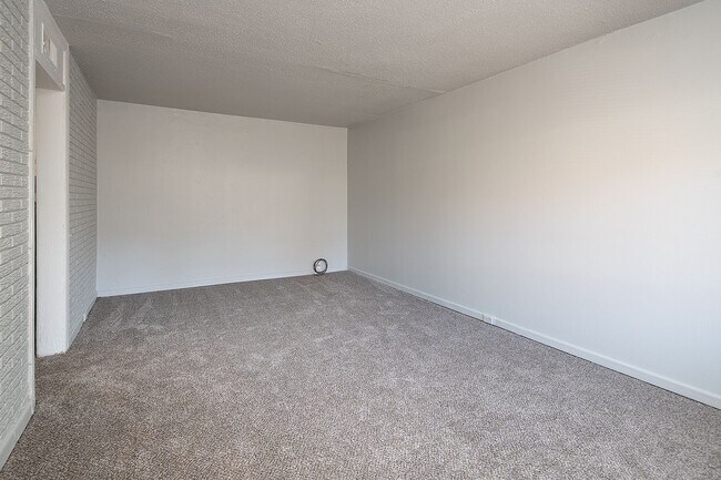 Building Photo - Spacious, affordable two bedroom townhouse just minutes from shopping and dining in Gastonia!