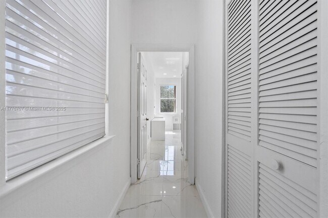 Building Photo - 1382 Harbor View W