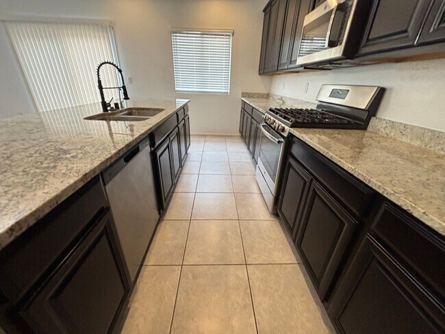 Building Photo - Beautiful Gated 3-Bed, 2.5-Bath Townhome i...
