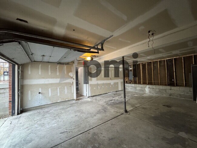 Building Photo - 1019 Cowton Dr