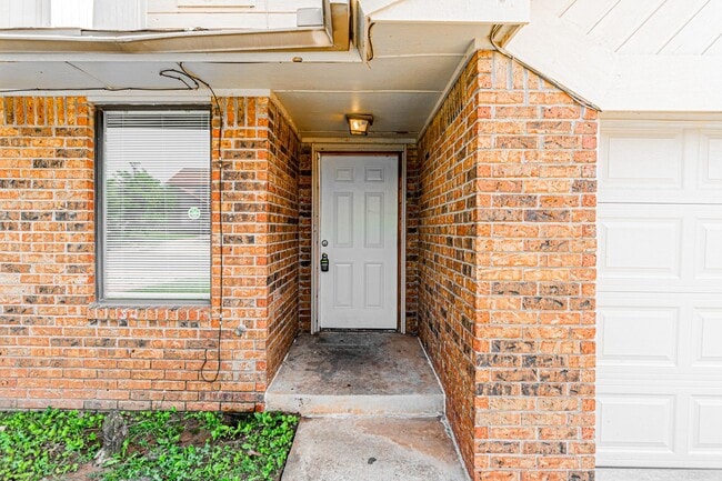 Building Photo - 3 Bed 2 Bath in OKC!
