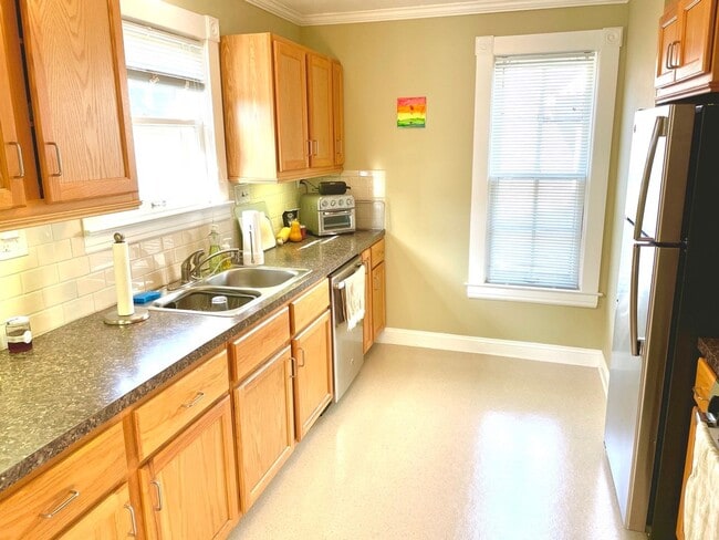 Building Photo - 2 bedroom in Heritage Hill