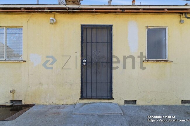 Building Photo - 139 W 18th St