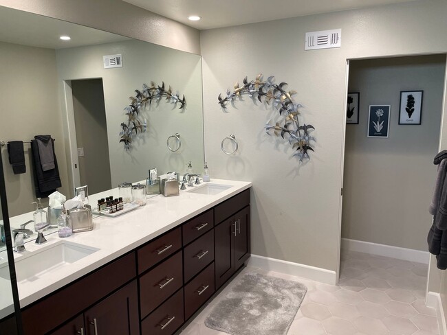 Building Photo - Fully Furnished Annual Lease Available