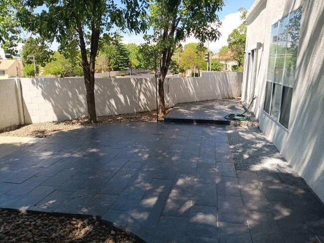 Building Photo - 3 Bedroom, 2.5 Bathroom Home! Schedule a Showing Soon!