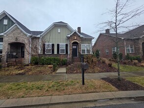 Building Photo - Hendersonville one level villa community amenities included