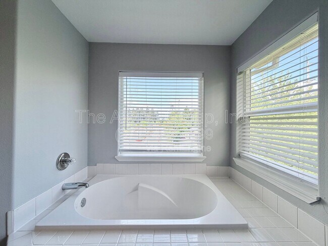 Building Photo - 5847 SW Coventry Pl