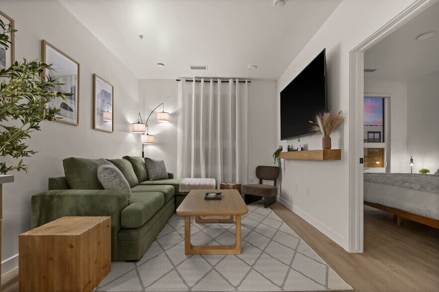 Building Photo - 646 S 400 W