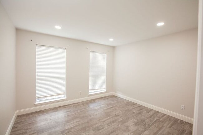 Building Photo - 9900 Presthope Dr