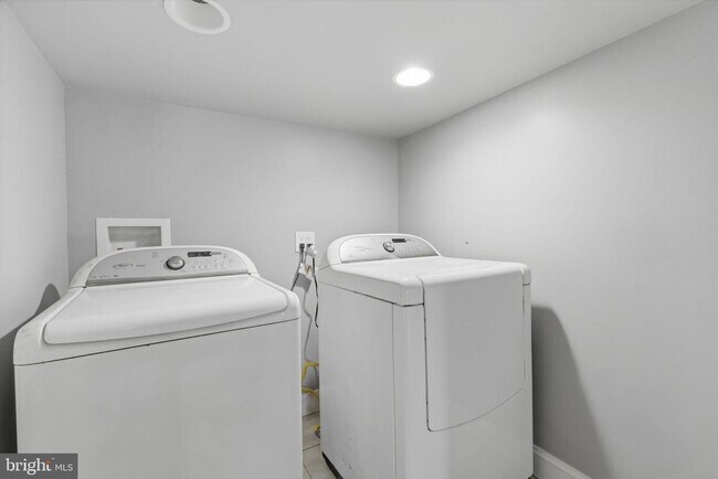 Building Photo - 513 Scott St