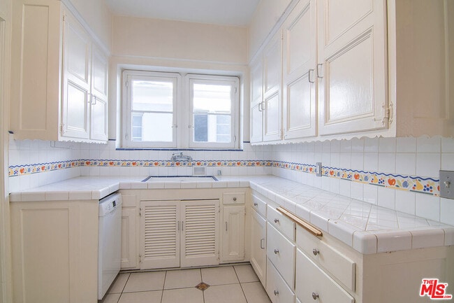 Building Photo - 1215 S Alfred St