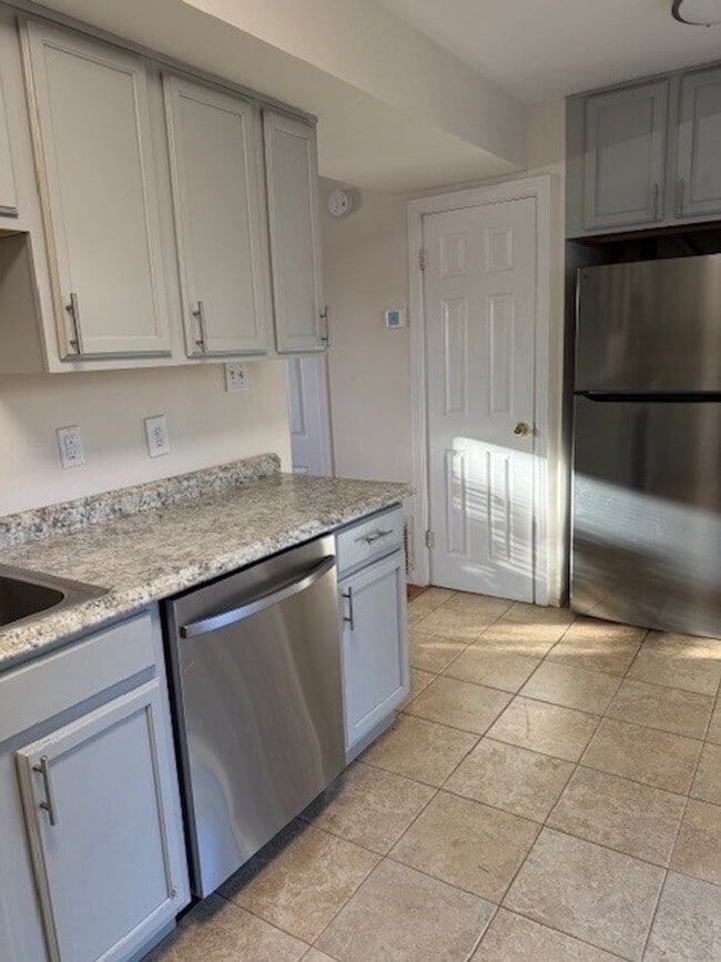 Building Photo - Charming two level townhouse in establishe...
