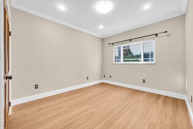 Building Photo - 2006 Manhattan Beach Blvd