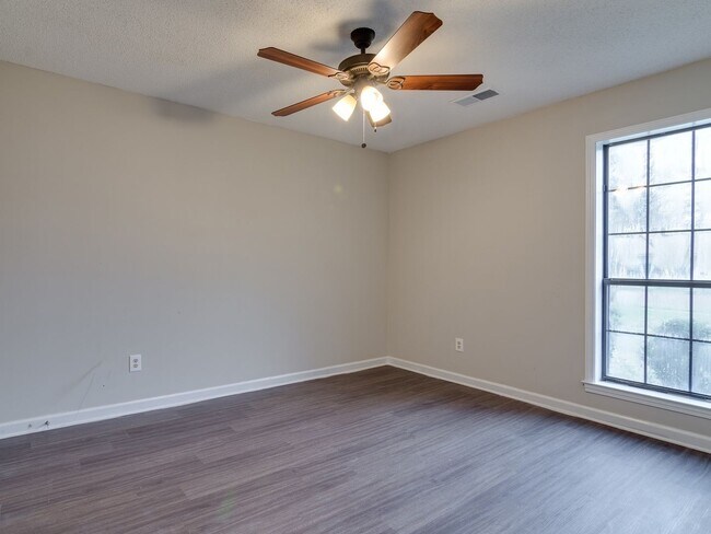 Building Photo - Spacious 3 bedroom/2 bath home available for rent!