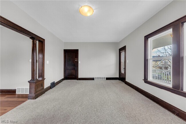 Building Photo - 9002 Rosewood Ave